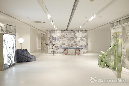 上海K11展览现场 关小作品《小鼓》(左)《从集合3到集合7》(中)《大理石地板》(右)