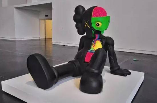 KAWS“同伴”解剖