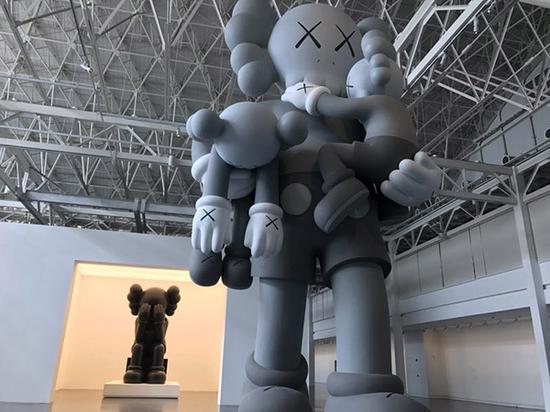 走入“余德耀美术馆”大展厅,映入眼帘的大型玩偶。