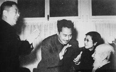 老舍(左)、叶浅予(中)、齐白石(右)齐聚一堂