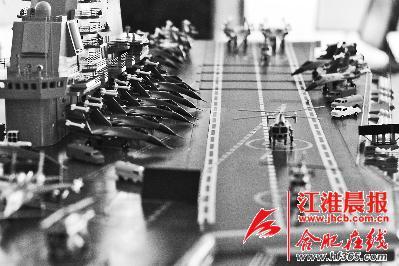 辽宁号航母模型有两米多长,是他收藏模型中最大的一个。