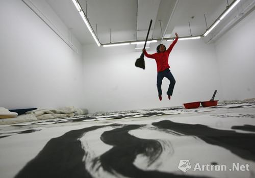 2015年三尚展厅内创作的王冬龄(陈旭江摄)