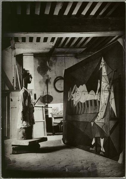 《雕塑-长裙女人-面朝油画-晨曲-而立》,布拉塞(Brassaï)于1946年摄于毕加索在巴黎奥古斯汀大街的画室。