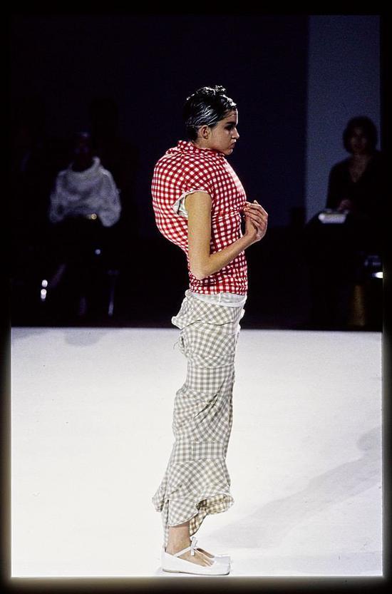 模特穿着Comme des Garcons 1997春夏秀场系列。图片:Guy Marineau/Conde Nast via Getty Images
