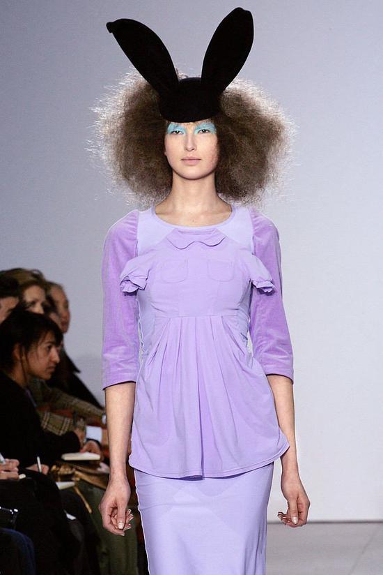 在巴黎举行的Comme des Garcons 2007/2008成衣系列时装秀。图片:Pierre Verdy/AFP/Getty Images