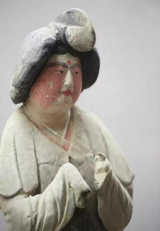 唐 · 彩绘拱手仕女俑