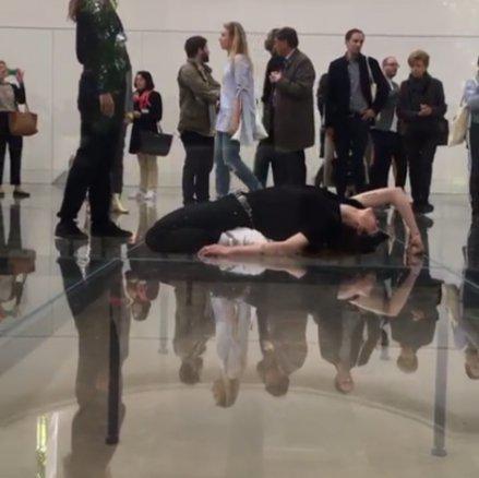 德国馆内,表演者在玻璃上展示Anne Imhof的作品。