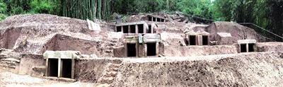 巴南区东泉镇、姜家镇区域考古发掘出来的乌壁岗岗墓群(大图)和墓室封门(小图)。本报记者 杨新宇 摄