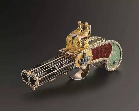 这件鸣鸟装置有200多年历史,1815年前后由Rochat兄弟根据骑兵手枪设计制造。