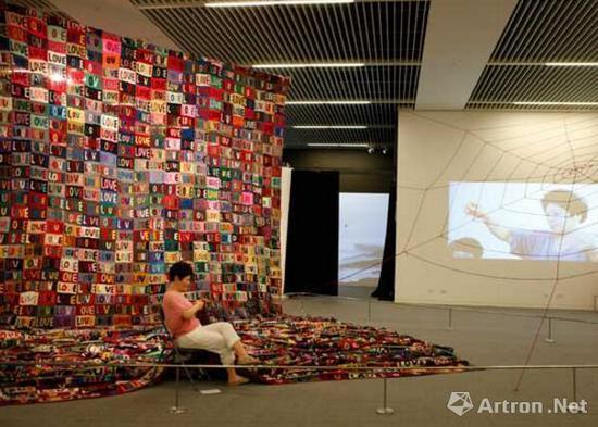 《我的母亲和我的家乡》装置 废弃毛线、玻璃钢、硅胶 1600 cm x 600 cm 2012