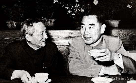 1956年在最高国务会议上,陈半丁与周恩来总理亲切交谈