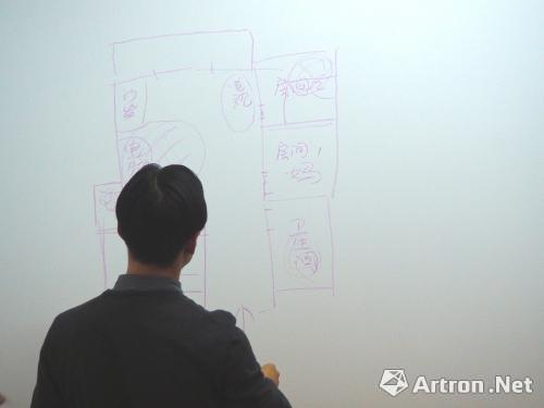 在现场,李燎用粉笔在墙上画出了家里的结构图