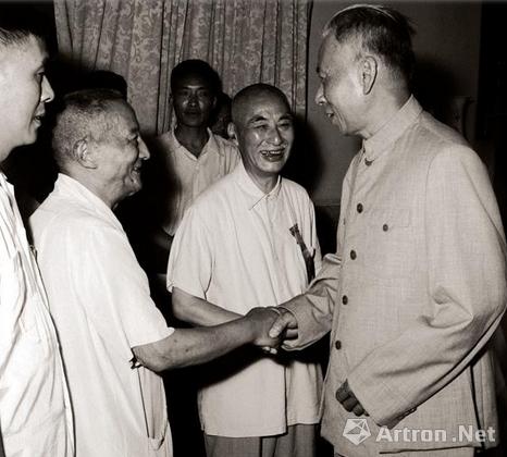 1957年在第三届全国文代会上,国家主席刘少奇与北京中国画院副院长陈半丁亲切握手