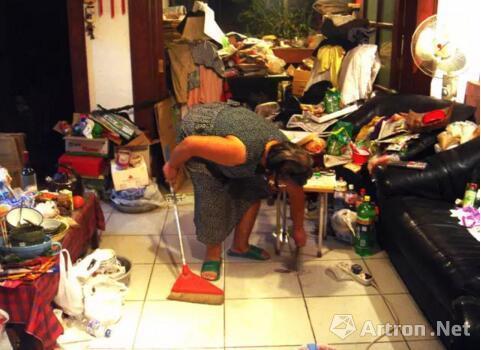 宋冬母亲在家中堆满了东西,然后一件件地收拾,一件件地整理。