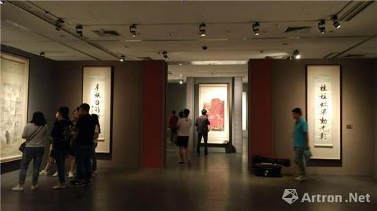 今日开展的“华彩丹青一甲子——北京画院六十年”,北京画院美术馆四层展厅全部利用,呈现北京画院自宋至当代的收藏精品