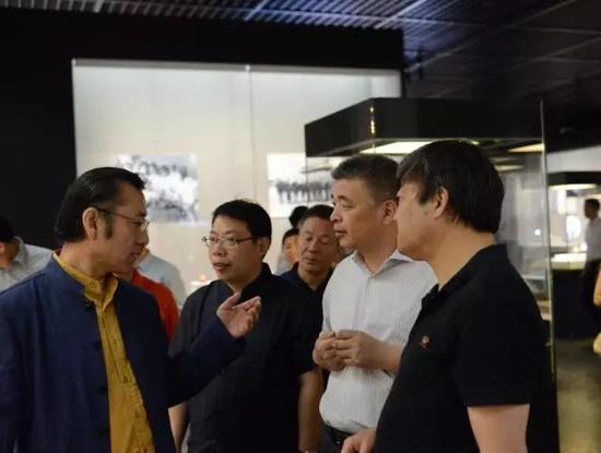 左起文化部中国艺术研究院院长、中国非物质文化遗产领导组组长连辑,中国艺术研究院工艺美术研究院院长邱春林,河北盛鼎投资集团董事长、河北省画廊联合会主席董鹏进,江苏省宜兴紫砂工艺厂厂长徐建荣