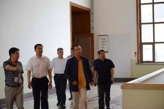 文化部中国艺术研究院院长、中国非物质文化遗产领导组组长连辑及陪同人员到展厅参观