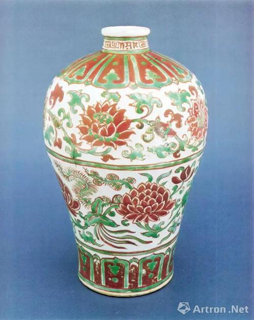明中期景德镇窑红绿彩缠枝莲纹梅瓶,高28.3厘米,上海博物馆藏
