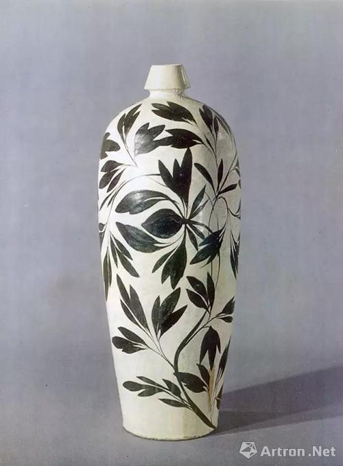 金山西窑场白釉黑彩画花折枝牡丹纹梅瓶,高38.3厘米,上海博物馆藏