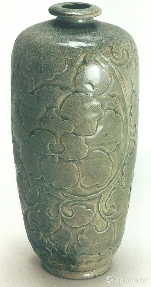 北宋晚期耀州窑青釉刻花缠枝大朵牡丹纹梅瓶,高25厘米,北京中国国家博物馆藏