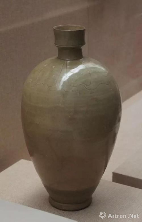 五代岳州窑青釉划花莲瓣纹,高43厘米,广东省博物馆藏