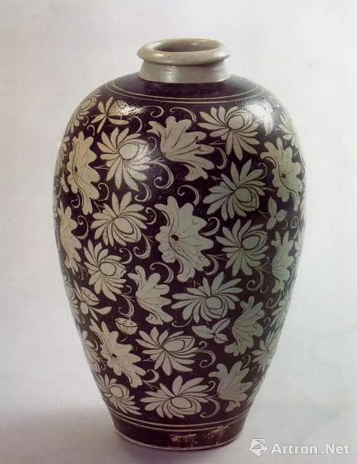 南宋吉州窑白釉黑彩画花莲纹梅瓶,高29厘米,安徽省巢湖市周郦村出土