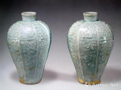 南宋景德镇窑青白瓷印花折枝百花纹八棱梅瓶(一对),高18厘米,安徽宿松县南宋墓出土