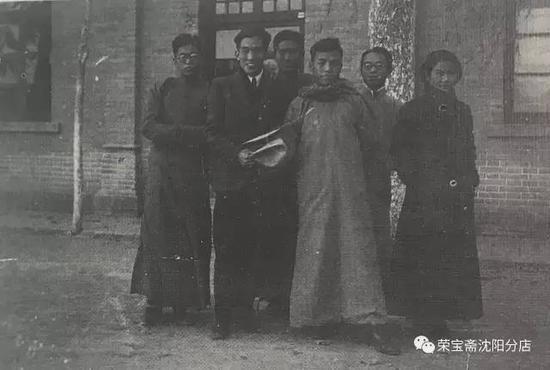 1936年于国立北平艺专(右一 张瑞芳,右二郭西河)