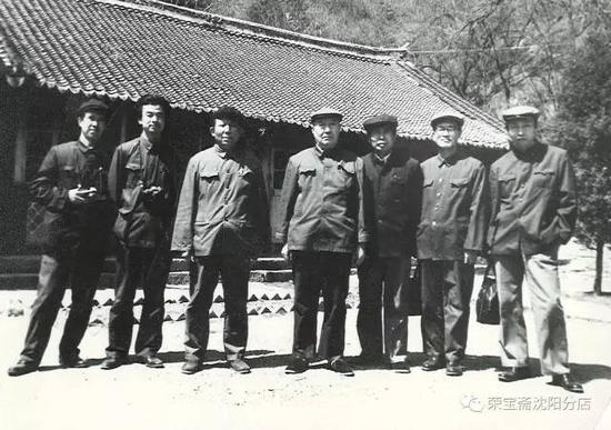 季观之先生(左四)