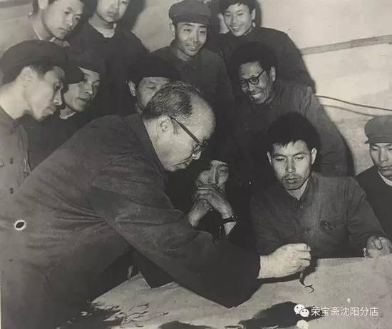 1979年给本溪工人授课时示范
