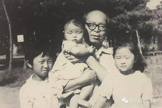 和孙子及外孙女们一起