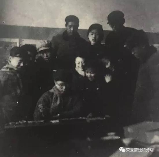 60年代领工艺系染织专业同学参观故宫藏画