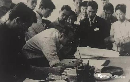 1964年日本友人观看郭西河作画。