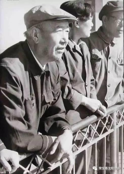 季观之先生(左一)