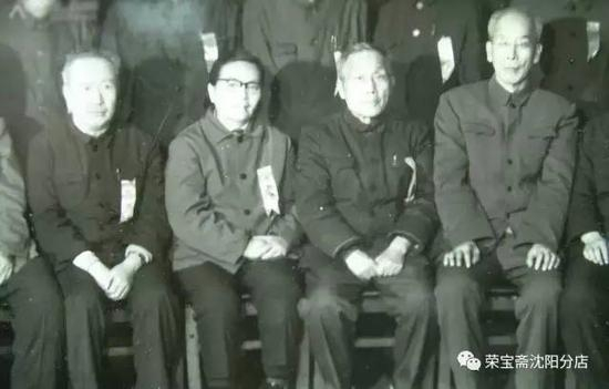 季观之先生(左一)