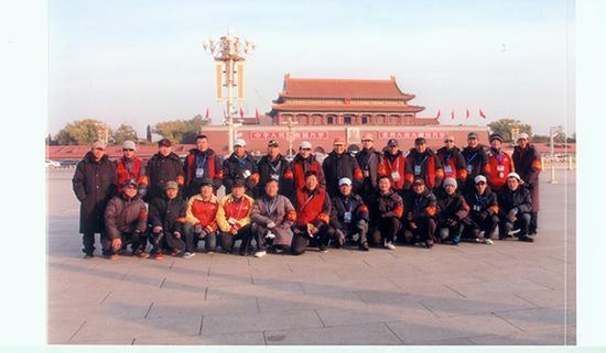 16、在游客比较少时,摄影师们提议,给自己也留一张合影作为回忆。