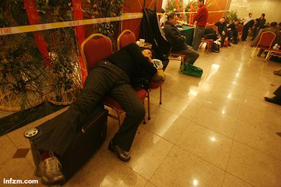 据京华时报报道,2008年12月,北京某拍卖公司以“100%成交率”、“天价估值”等承诺将国内300余收藏爱好者的2500余件藏品汇聚一堂。但两日的拍卖会未有买家出手。众卖家质疑主办方虚高估价套取高额宣传费,围堵拍卖公司工作人员18个小时,并连夜取回拍卖品。(东方IC/图)