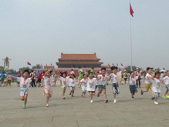 17、多年的拍照经历,让高源也养成了记录孩子美好瞬间的习惯。看到小朋友在一起时,高源都会主动上前拍上一张。