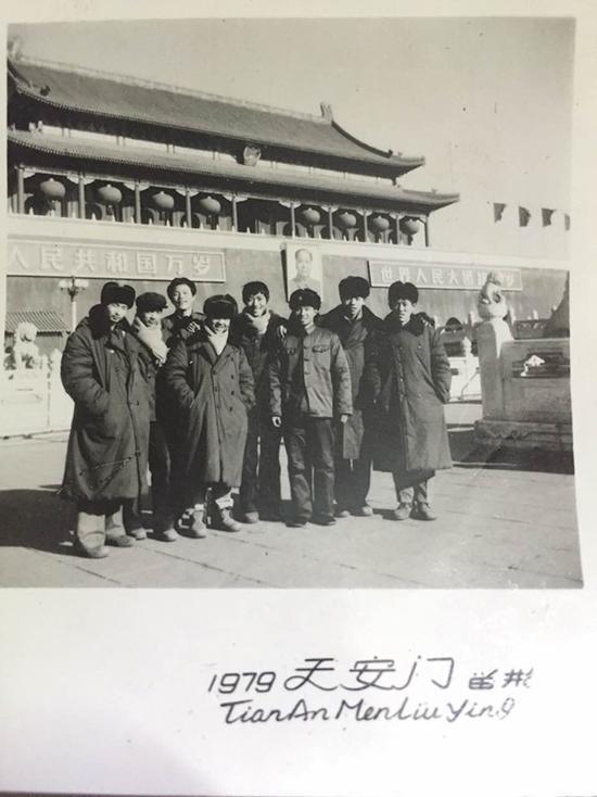 11、很多人年轻时在天安门前拍照后,年龄大了,他们依然会回到曾经拍照的位置照张相。