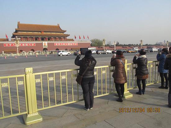 20、照相设备在不断更新换代,摄影师高源也养成了记录时代的习惯,会不经意地拍摄一些可作为历史资料的照片。