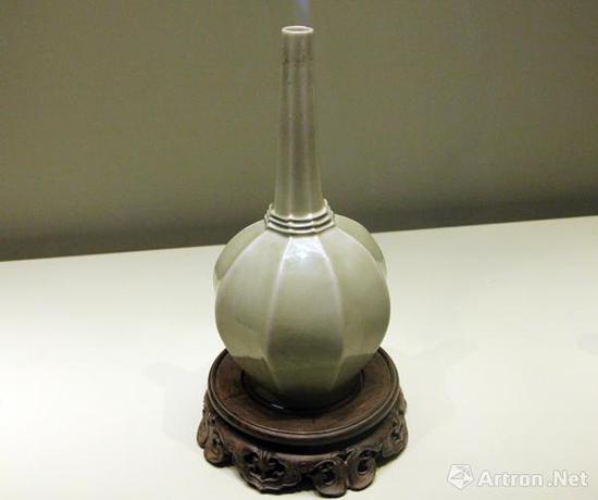 (唐,618-907)秘色瓷八棱瓶,故宫博物院藏