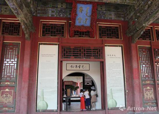 “秘色重光”聚集了多家博物馆的187件秘色瓷收藏,是国内最高规格的秘色瓷展览