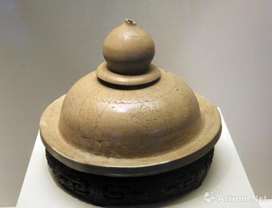 (五代)越窑青釉褐彩器盖,浙江博物馆藏