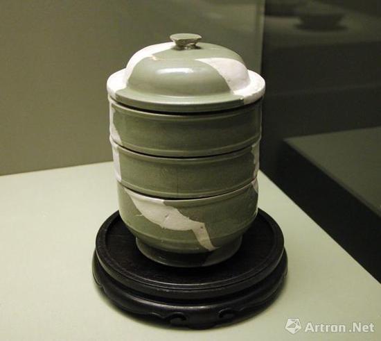 河南省巩义市元德李后陵出土(北宋)越窑秘色瓷刻云鹤纹器