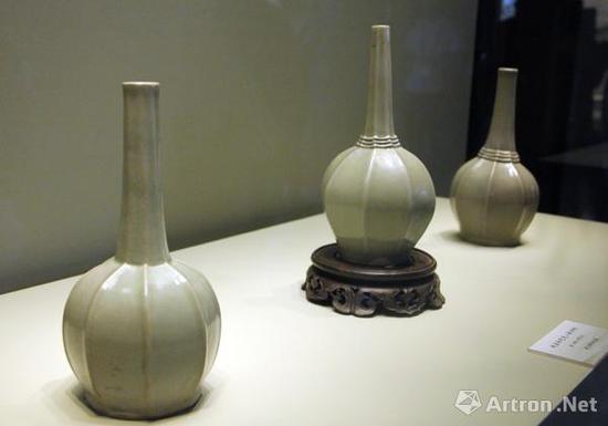 故宫博物院所藏的两件秘色瓷八棱净瓶(左一、左二),与上林湖后司岙窑址出土的八棱净瓶同台展出,彰显出秘色瓷独特的魅力。