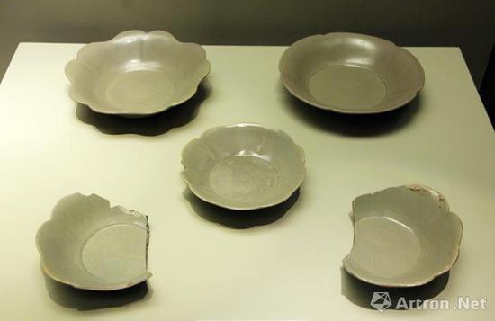 后司岙窑址出土的(唐)越窑秘色瓷花口盘
