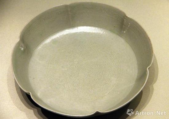 内蒙古陈国公主墓出土的(辽)“官”字款越窑青釉菊花纹盘,内蒙古自治区文物考古研究所藏