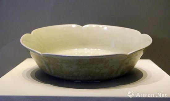 陕西扶风法门寺唐代塔基地宫出土有明确记载的13件秘色瓷之一——越窑秘色瓷葵口盘,也是目前秘色瓷的标准器。