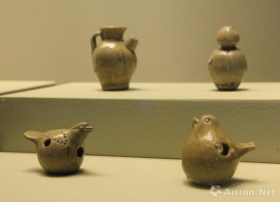 后司岙窑址出土(唐)越窑青釉鸟形埙(前排)、越窑青釉执壶式砚滴(左上)、越窑青釉葫芦(右上)