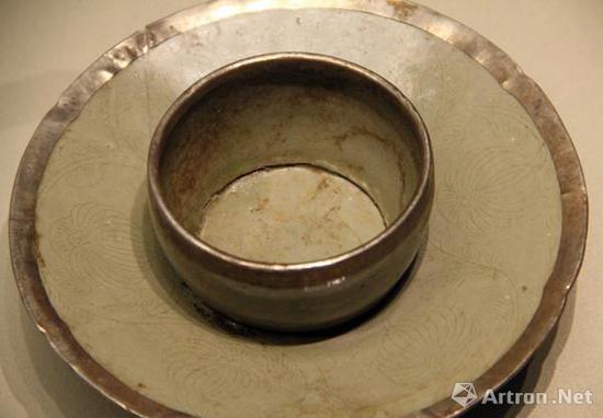 圣宗贵妃墓出土的(辽,916-1125年)越窑秘色瓷银釦盏托,内蒙古自治区文物考古研究所藏